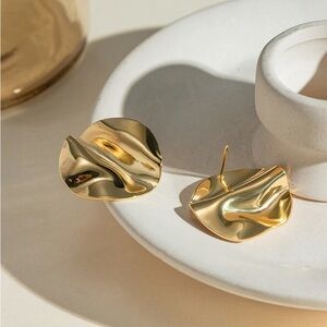 Geometric Pleated Polished Stud Earring